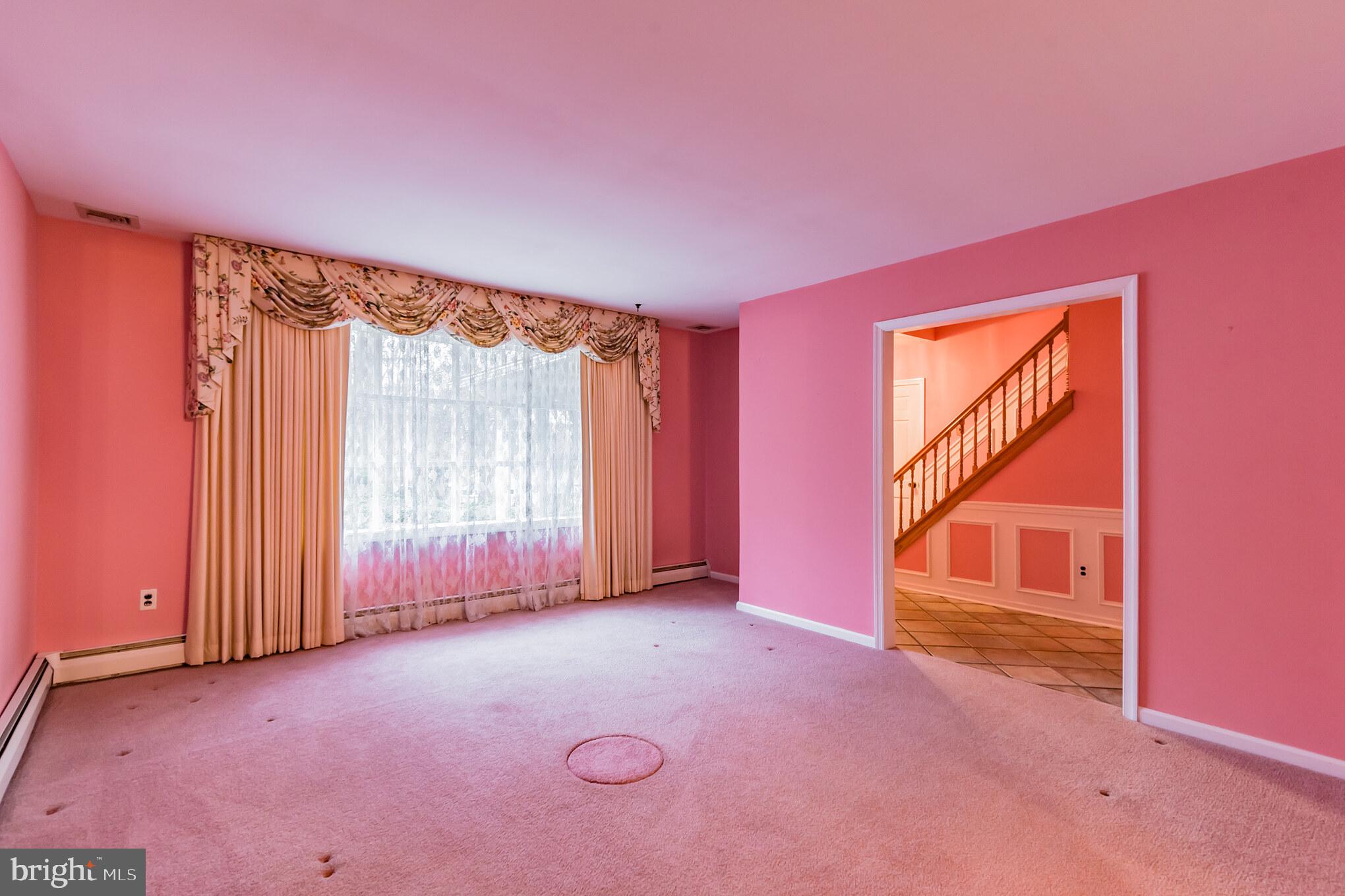 34 Glenview Road Phoenixville, PA 19460 - Photo 3 of 31 Living Room