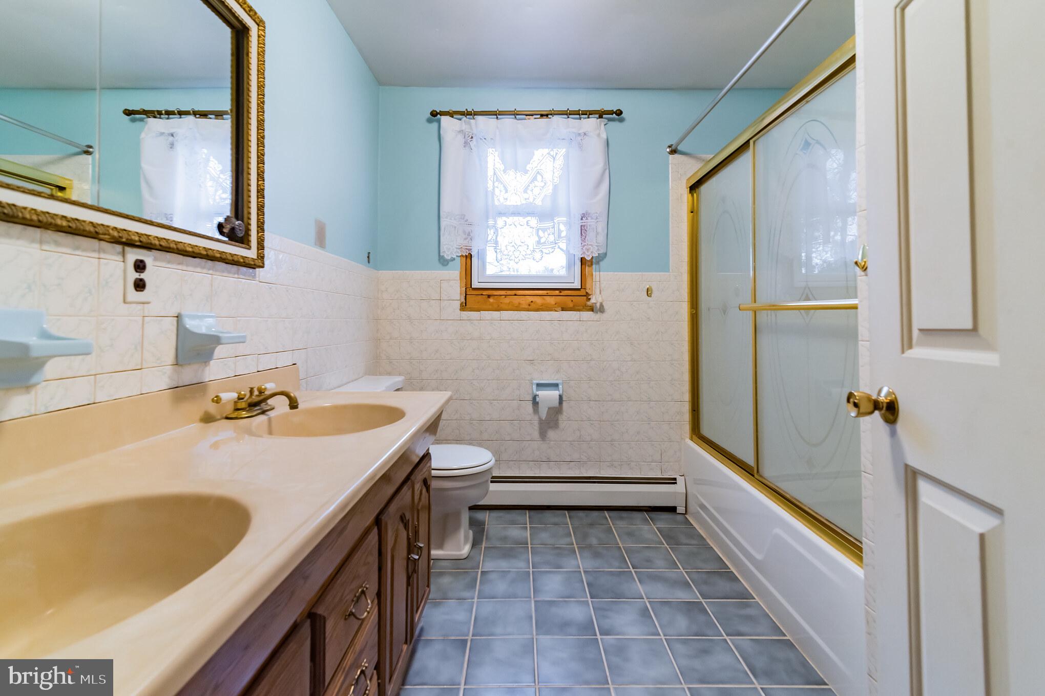 34 Glenview Road Phoenixville, PA 19460 - Photo 24 of 31 Second floor hall bath