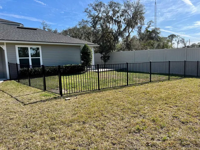a view of a backyard