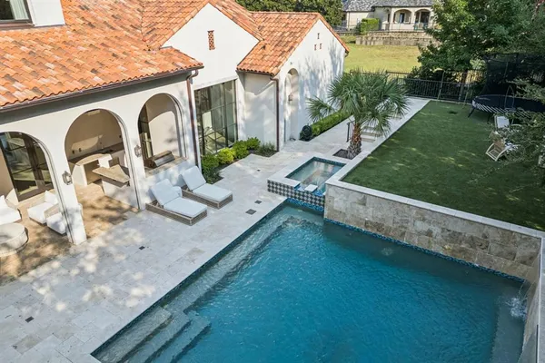 a view of a house with backyard and garden