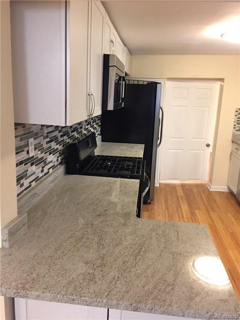 2985 Emmons Avenue Rochester, MI 48307 - Photo 9 of 39 7.JPG