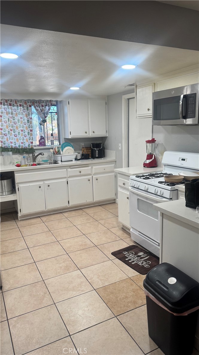 14327 Rodeo Drive Victorville, CA 92395 - Photo 16 of 37