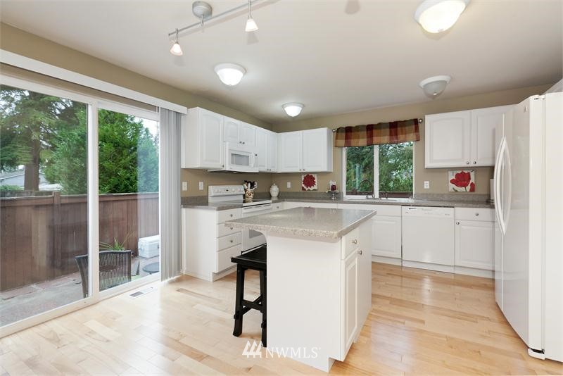 9244 Northeast 174th Place Bothell, WA 98011 - Photo 5 of 15