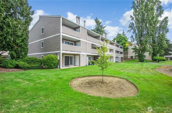 $2,200 | 12423 Northeast 131st Court, Unit E 306, Kirkland, WA 98034