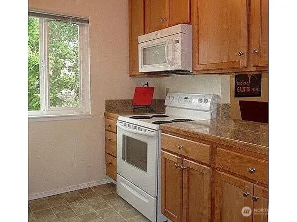 $2,200 | 12423 Northeast 131st Court, Unit E 306, Kirkland, WA 98034