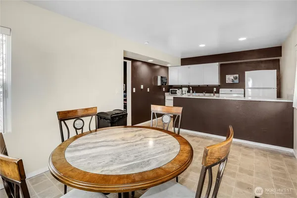 $2,200 | 12423 Northeast 131st Court, Unit E 306, Kirkland, WA 98034