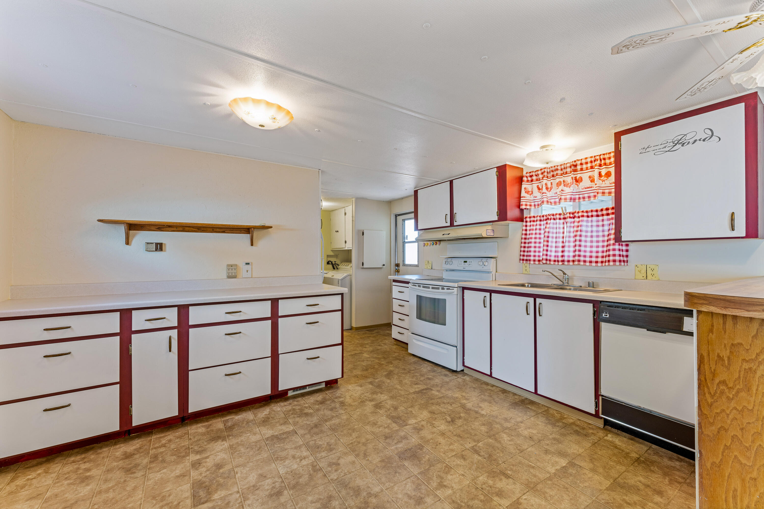 1241 Dowell Road, Unit 64 Grants Pass, OR 97527 - Photo 13 of 15 INT (5 of 10)