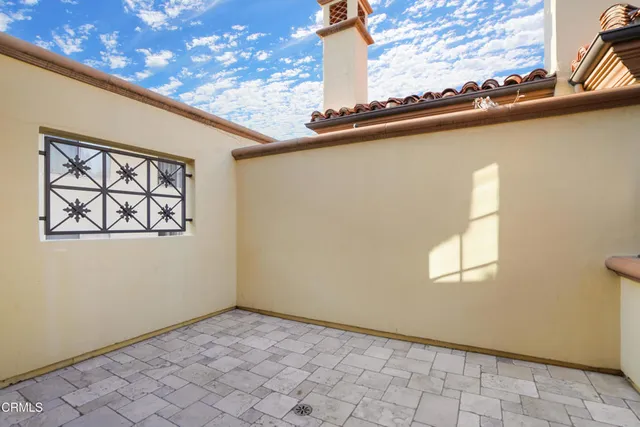 a house view with a outdoor space