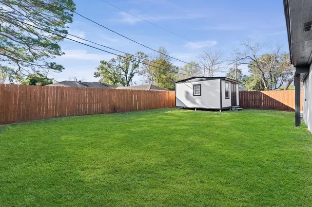 a view of a yard with small cabin