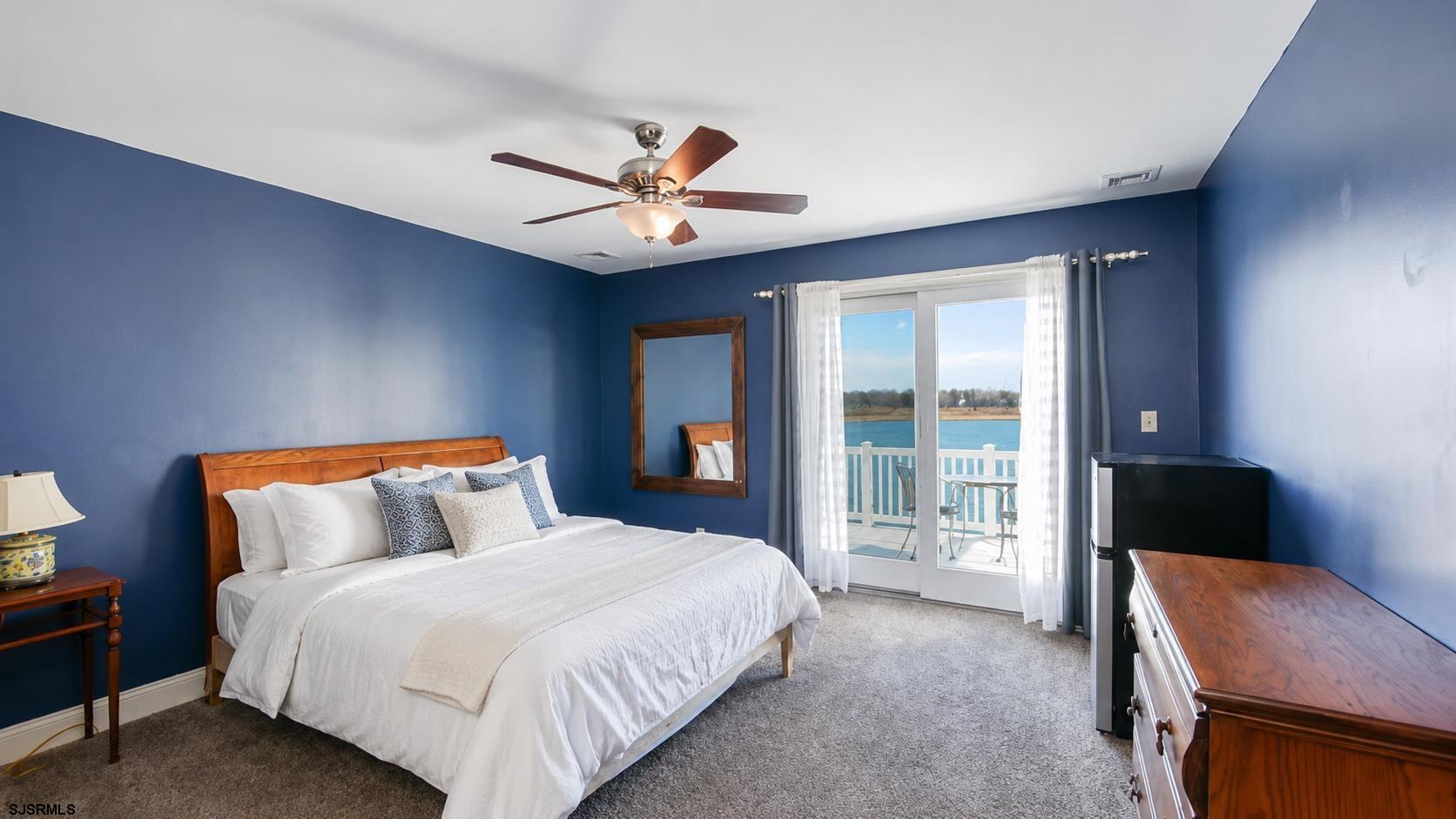 2070 West Riverside Drive Atlantic City, NJ 08401 - Photo 23 of 40 a bedroom with a large bed and a window