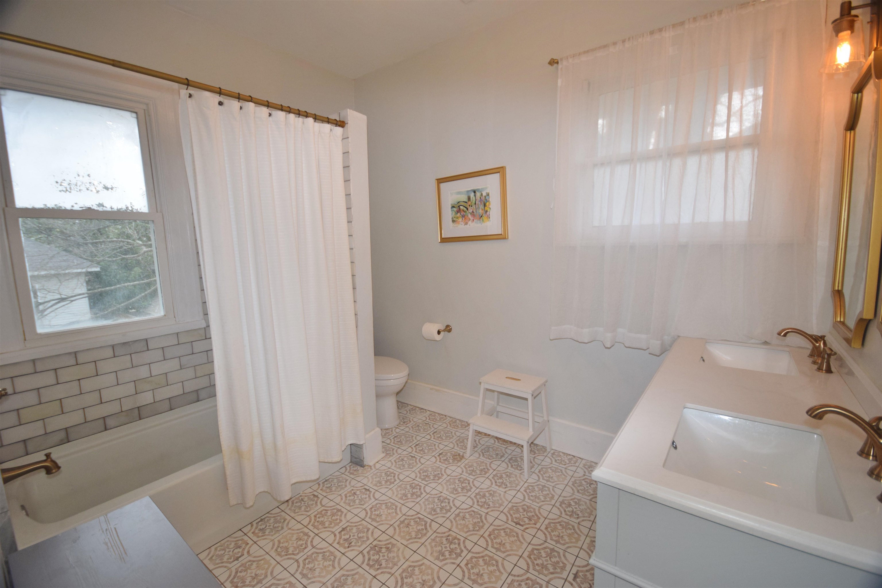 263 Stonewall Street Memphis, TN 38112 - Photo 19 of 25 a bathroom with a sink a toilet and tub