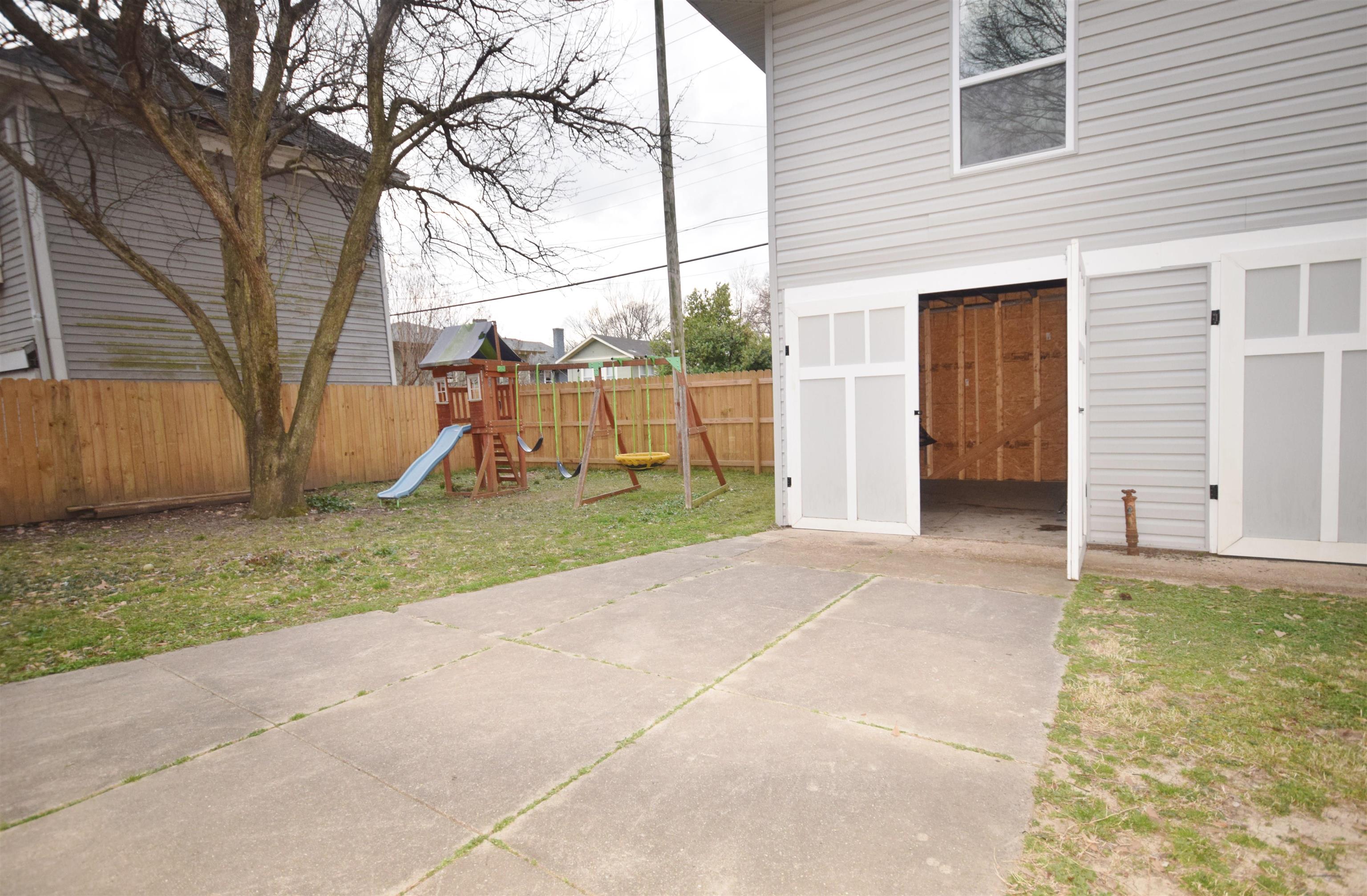 263 Stonewall Street Memphis, TN 38112 - Photo 25 of 25 a view of a backyard with a white house