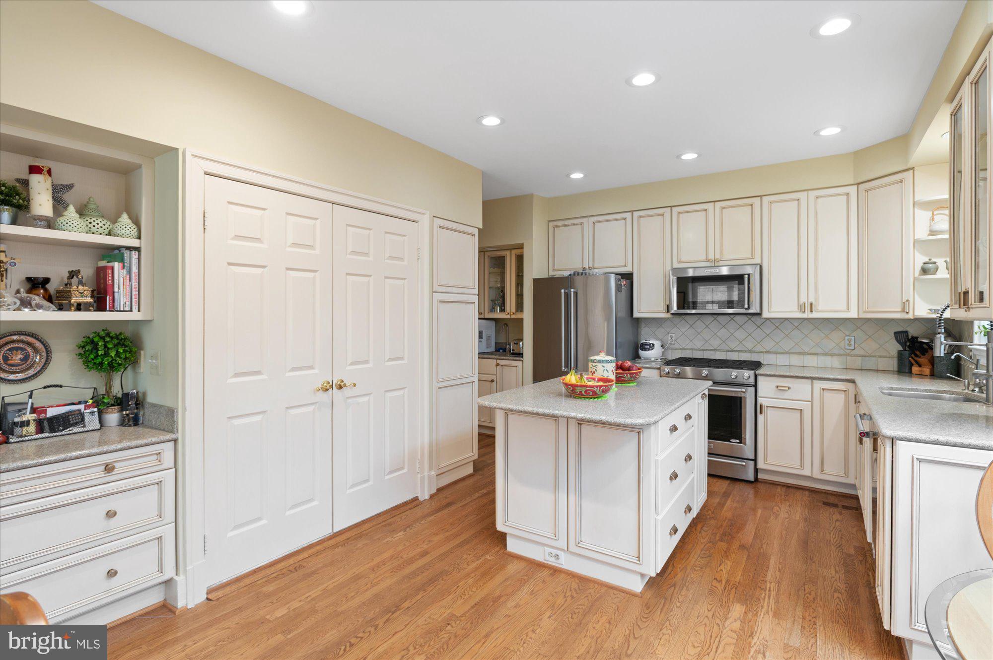 8001 Quarry Ridge Way Bethesda, MD 20817 - Photo 15 of 55 Laundry Room off Kitchen/ or up[stairs!