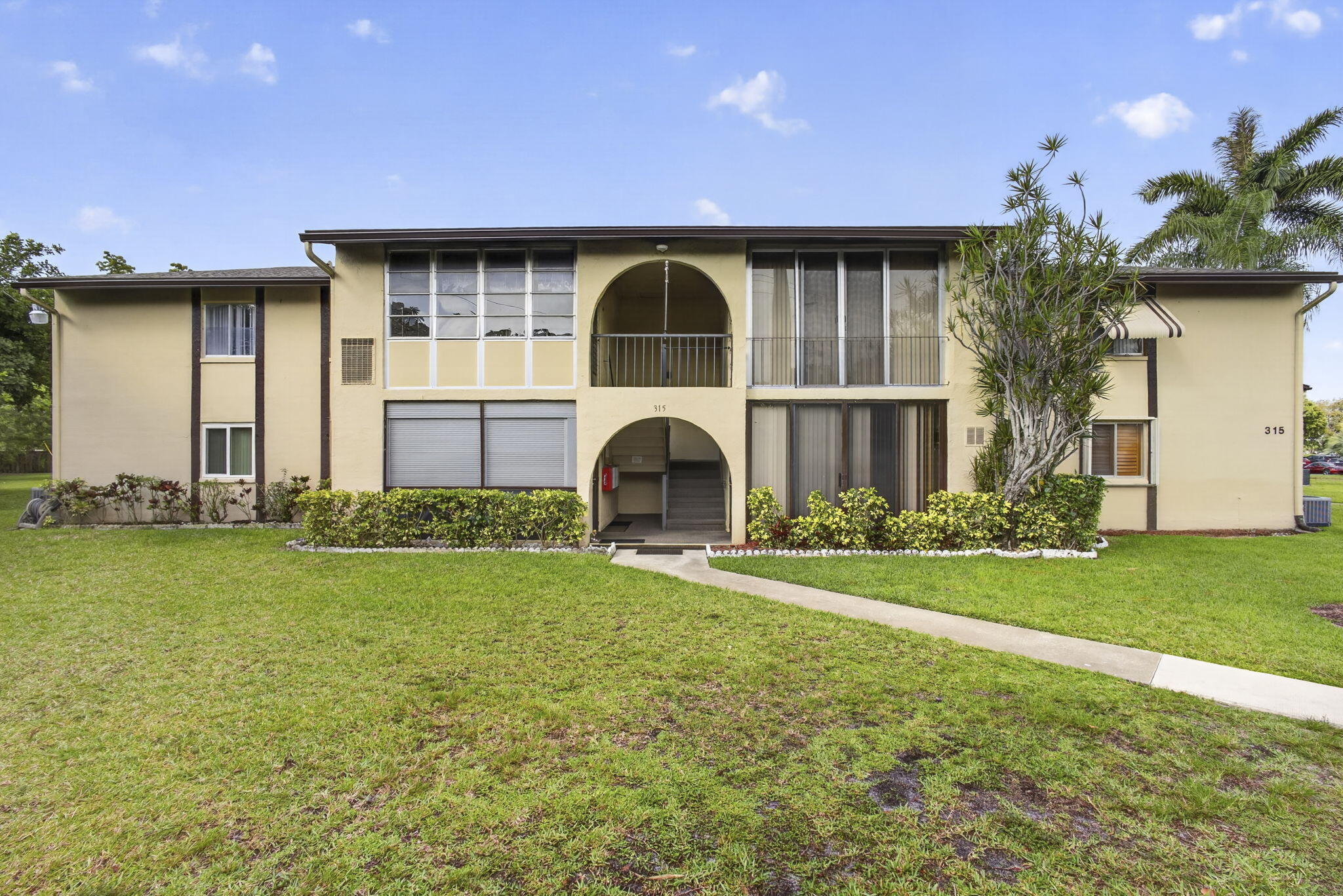 315 Pine Ridge Circle, Unit D1 Greenacres, FL 33463 - Photo 3 of 43 3-web-or-mls-BS1A4992