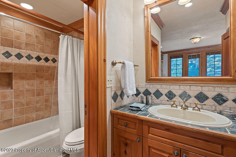 730 Bay Street Aspen, CO 81611 - Photo 26 of 48 Main level twin bathroom