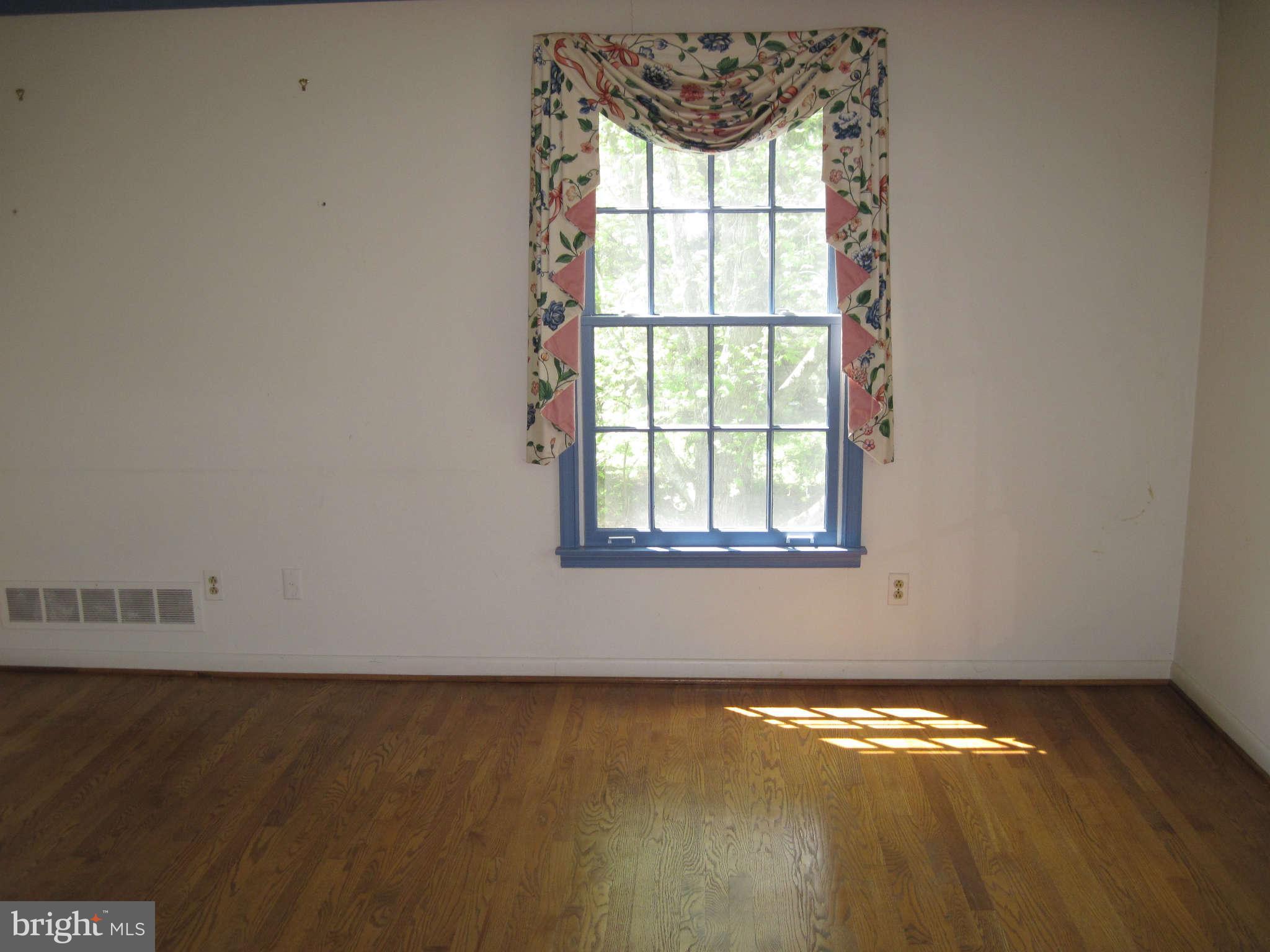8 Collingwood Road Phoenix, MD 21131 - Photo 5 of 12 Living Room