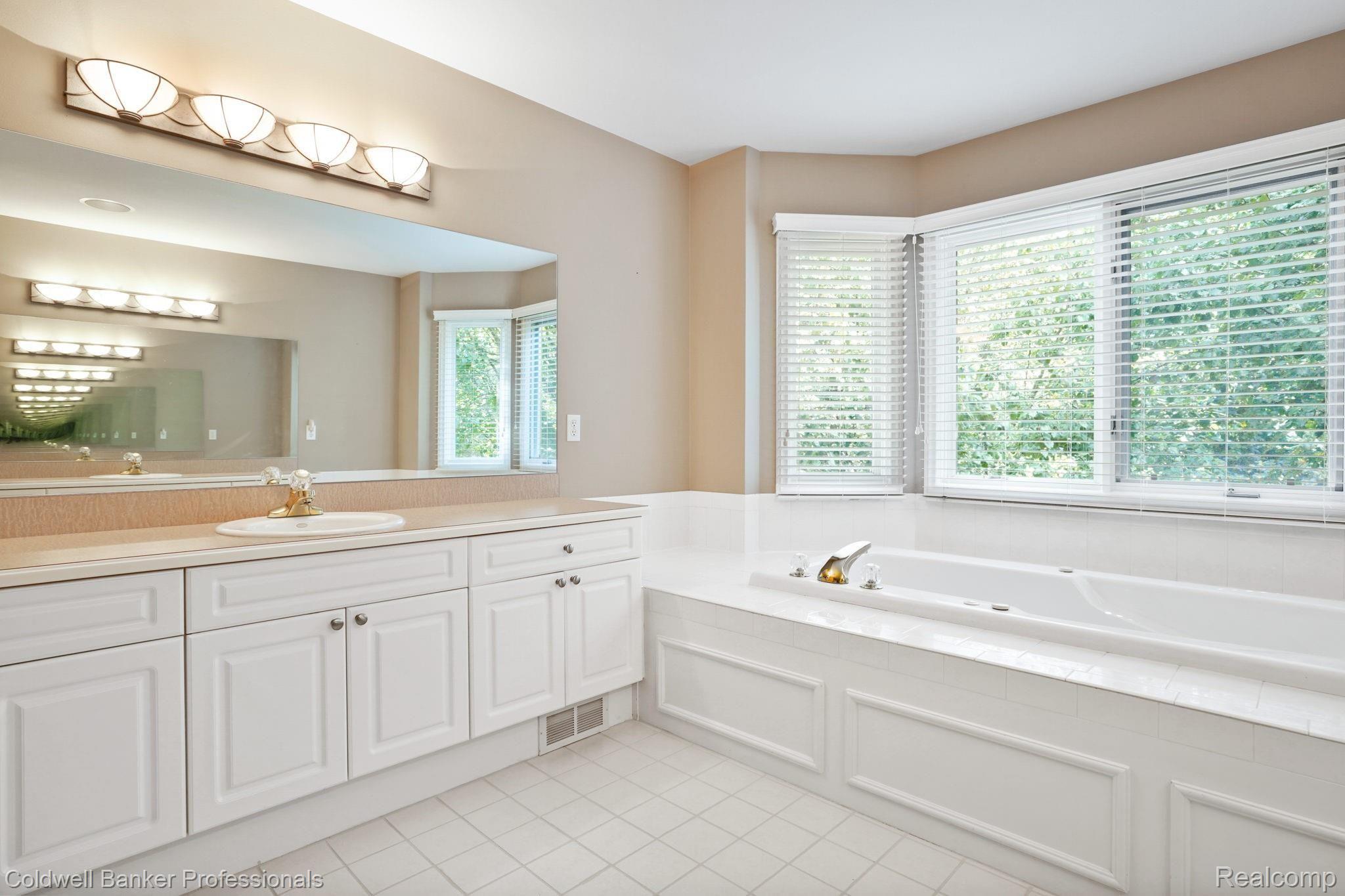 5689 Kirkridge Trail Rochester, MI 48306 - Photo 33 of 62 5689-Kirkridge-Trail-37.JPG