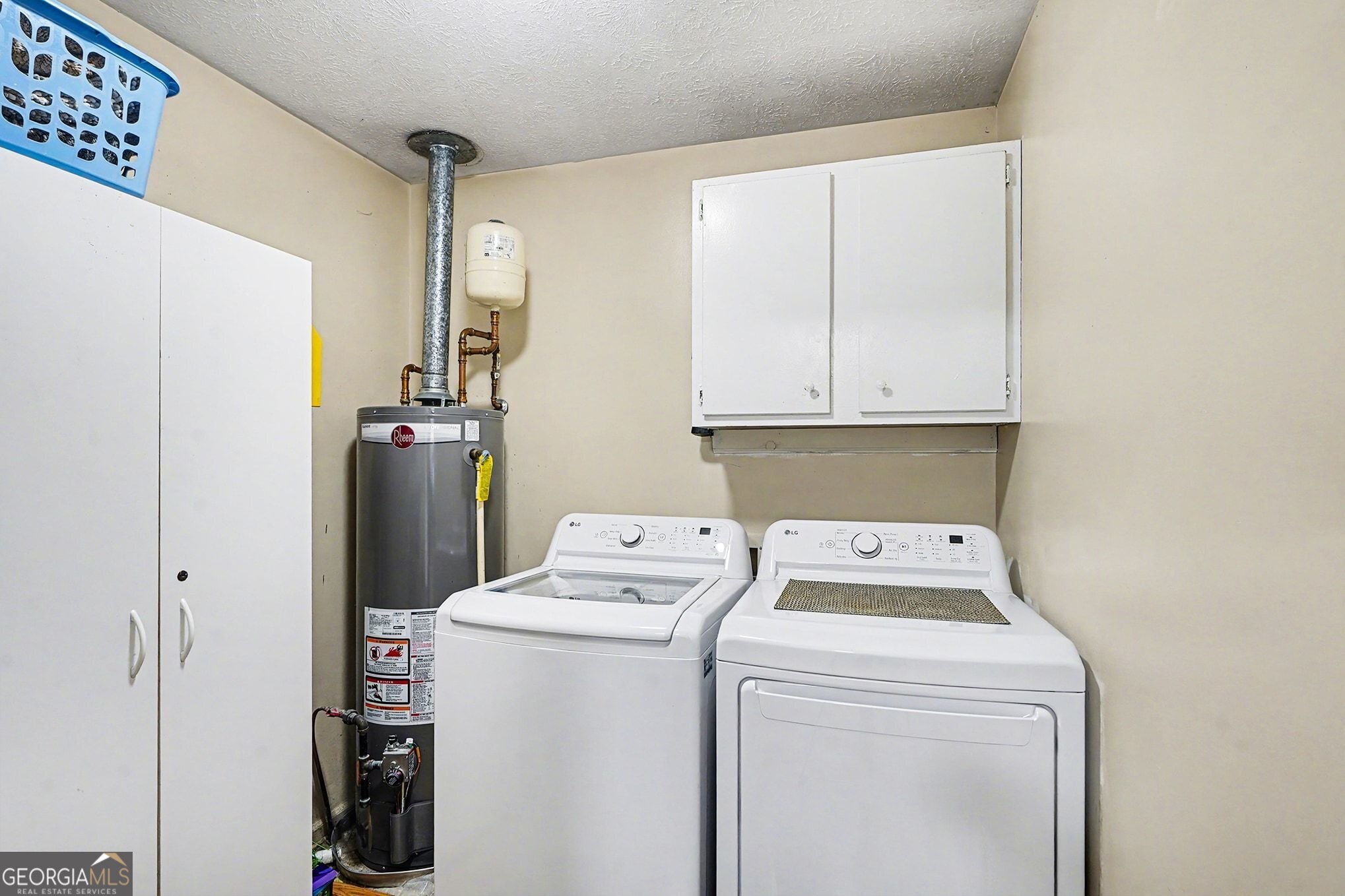 1522 Zebulon Road Griffin, GA 30224 - Photo 15 of 28 a utility room with dryer and washer
