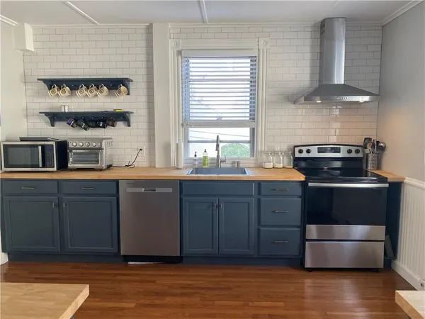 $2,900 | 7 Pleasant Street, Unit 2, Newport, RI 02840
