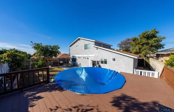 a view of a house with backyard