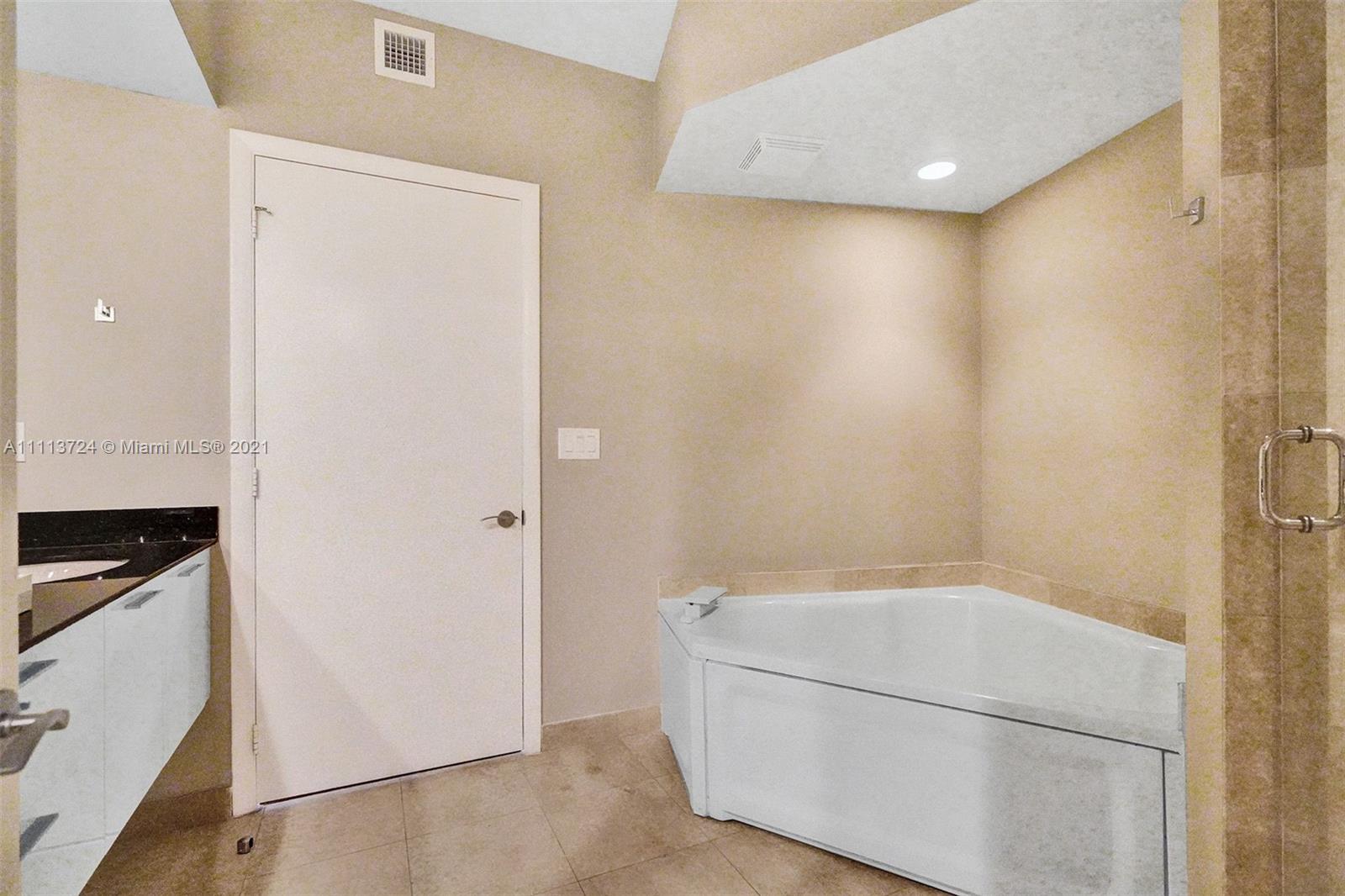 400 Alton Road, Unit 1011 Miami Beach, FL 33139 - Photo 13 of 27 a bathroom with a bathtub