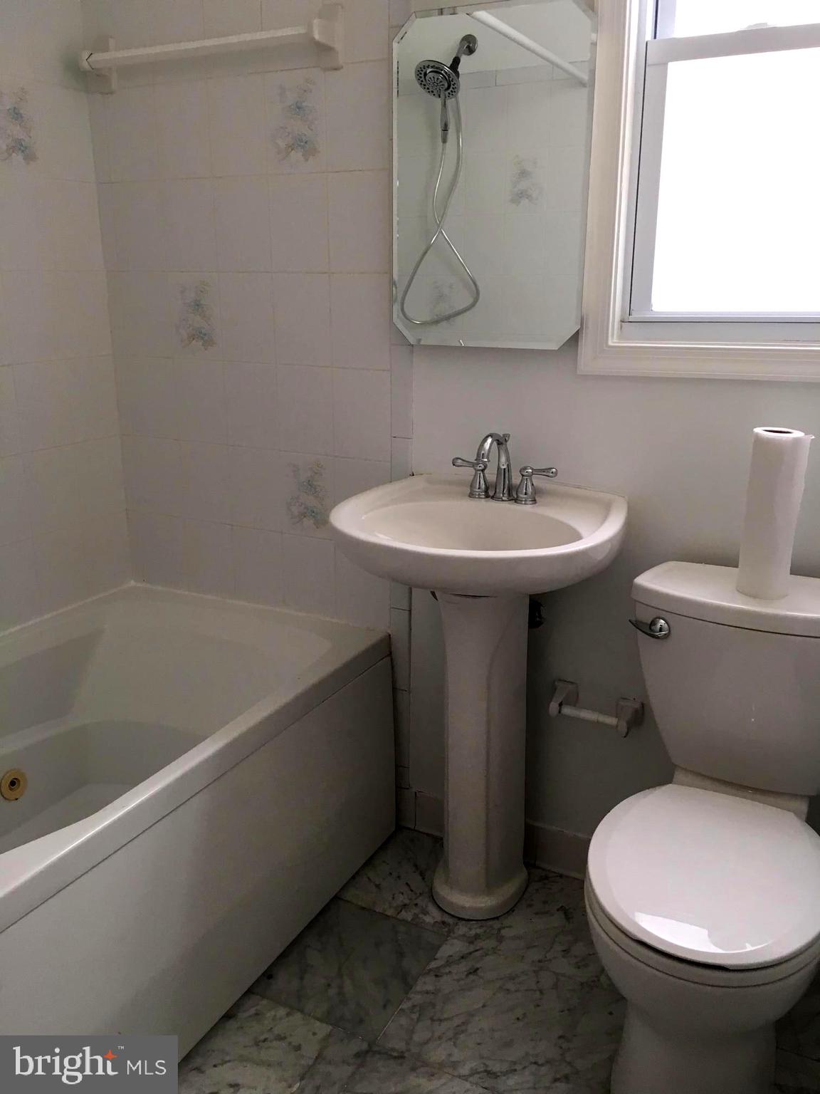 6410 Stoneham Road Bethesda, MD 20817 - Photo 17 of 20 a bathroom with a sink toilet and a bathtub