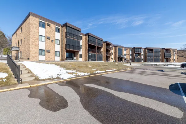 $110,000 | 2700 Oxford Street North, Unit 102, St. Paul, MN 55113