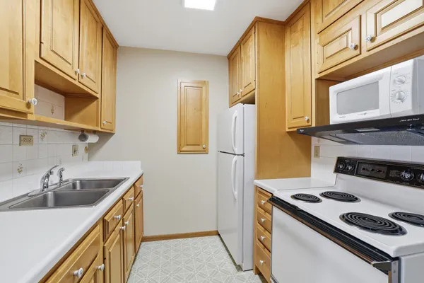$110,000 | 2700 Oxford Street North, Unit 102, St. Paul, MN 55113
