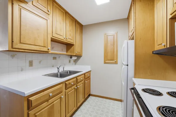 $110,000 | 2700 Oxford Street North, Unit 102, St. Paul, MN 55113