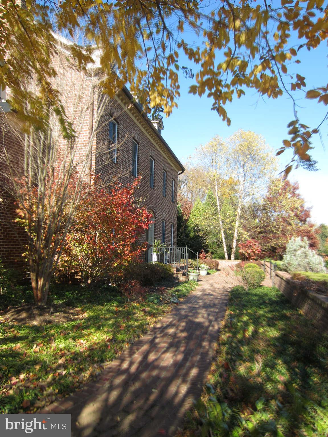 1910 Russell Road Alexandria, VA 22301 - Photo 22 of 25 a backyard of a house