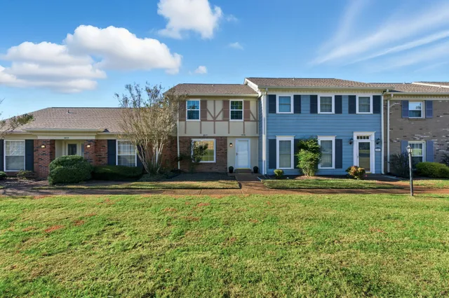 a view of a house with backyard and garden