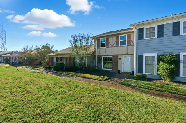 a view of a yard in front of a house