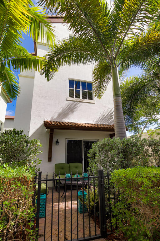 28 Northwest Hawthorne Place Boca Raton, FL 33432 - Photo 4 of 35 South side of house