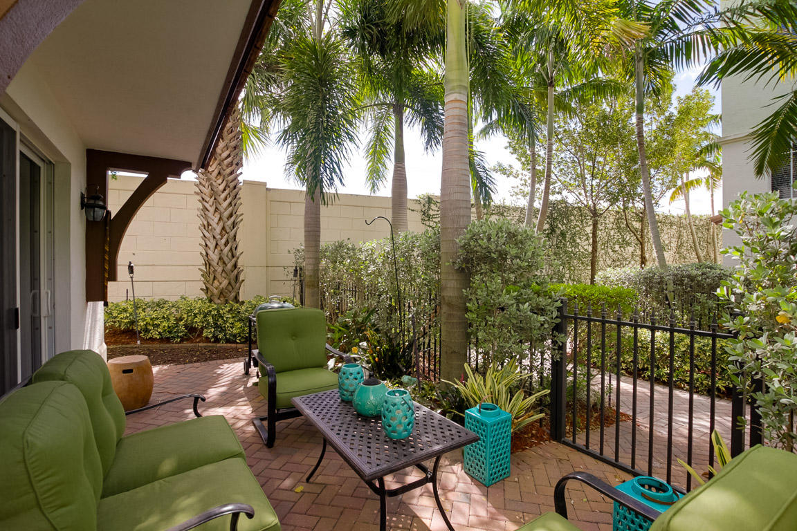 28 Northwest Hawthorne Place Boca Raton, FL 33432 - Photo 5 of 35 Outside Patio