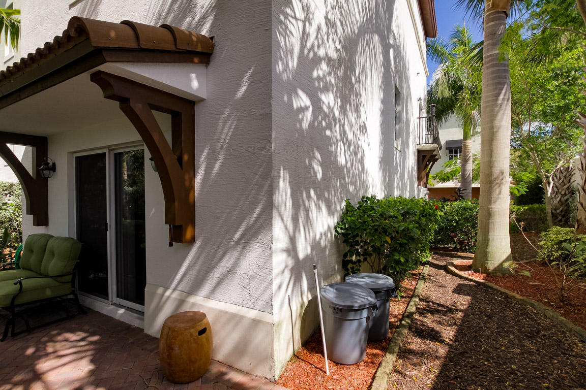 28 Northwest Hawthorne Place Boca Raton, FL 33432 - Photo 6 of 35 East side yard