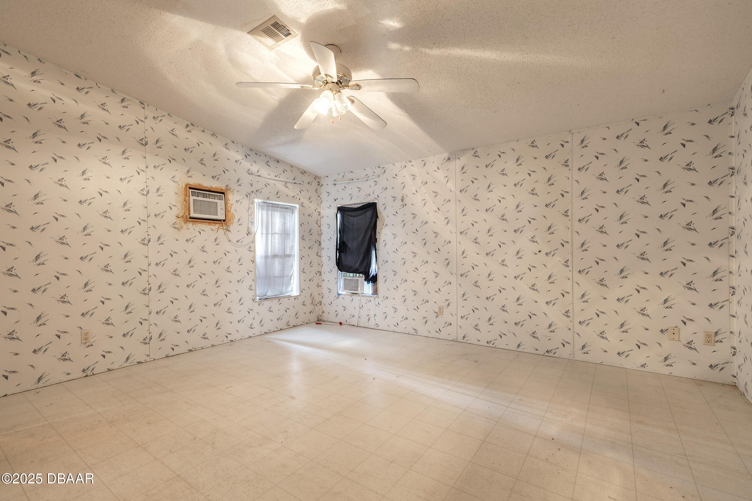 2127 Oak Street Bunnell, FL 32110 - Photo 13 of 48 en empty room with wooden floor and fan