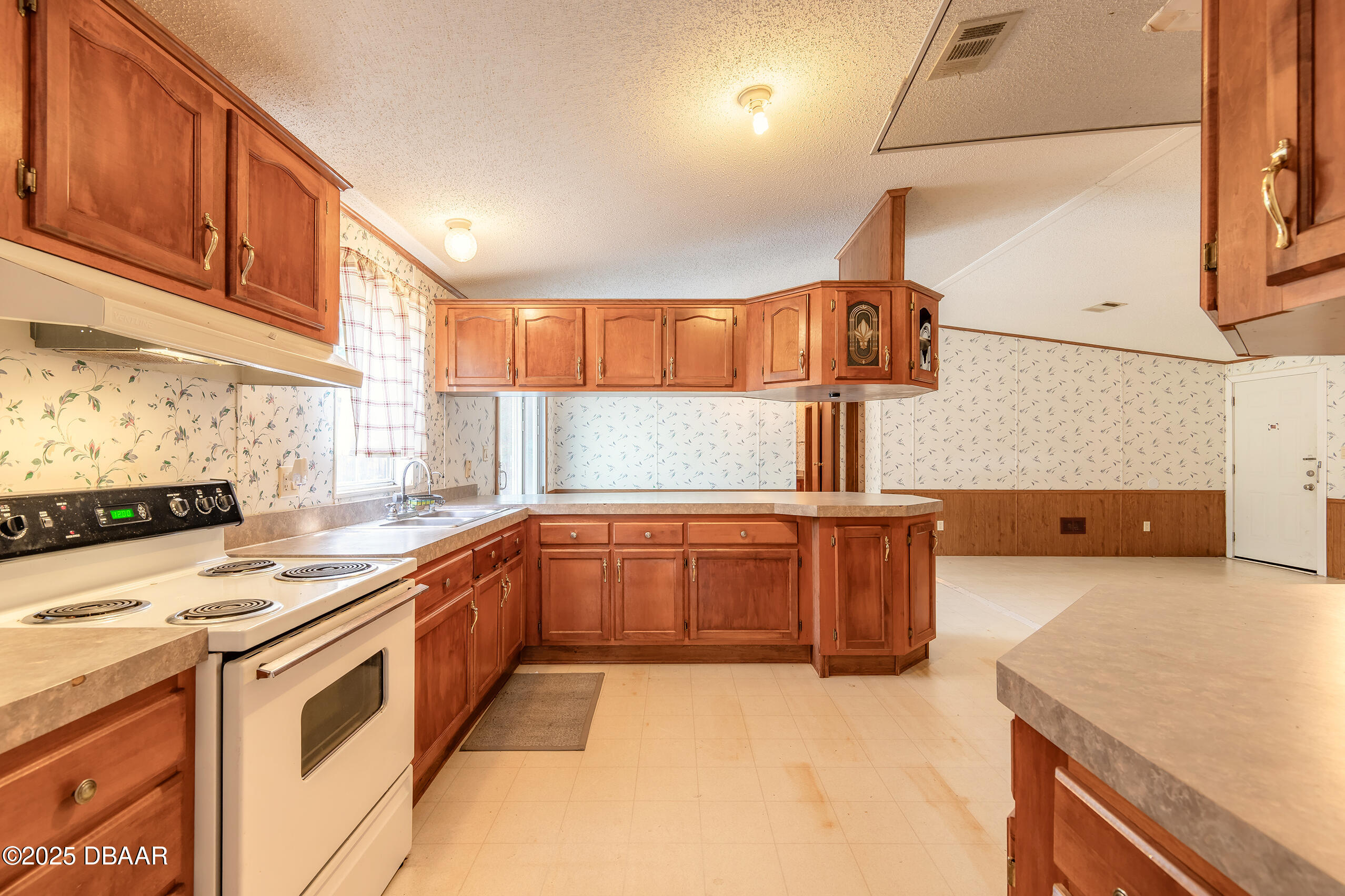 2127 Oak Street Bunnell, FL 32110 - Photo 31 of 48 a kitchen that has a sink a stove and window