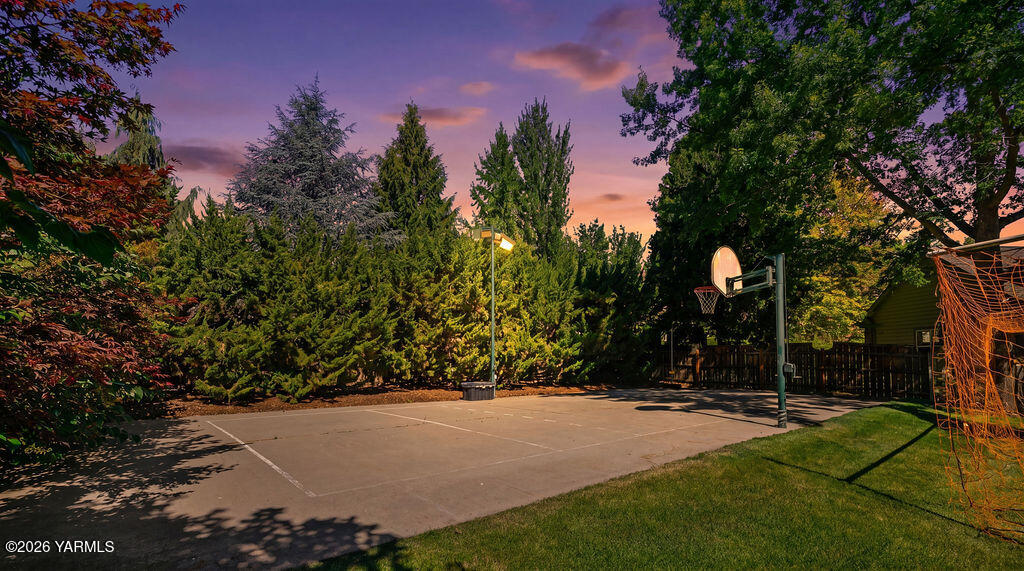 6810 Ravens Gate Way Yakima, WA 98908 - Photo 41 of 45 a view of a yard with palm tree