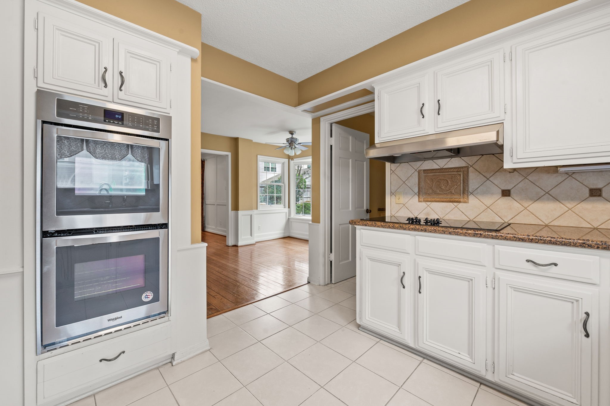14302 Apple Tree Road Houston, TX 77079 - Photo 21 of 44 View from kitchen to breakfast room