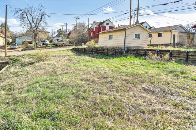 a view of an house with backyard space and balcony