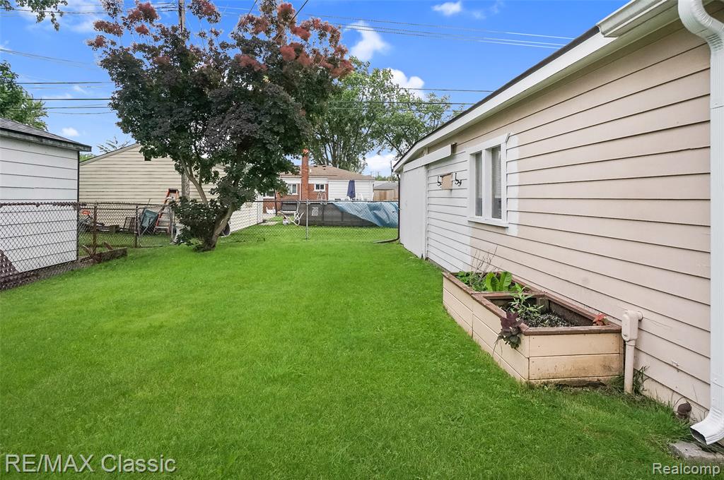 7218 Sterling Street Center Line, MI 48015 - Photo 24 of 27