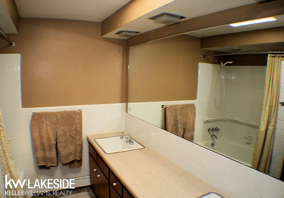 6106 Deguise Court Rochester, MI 48306 - Photo 29 of 54 31289438-28.JPG
