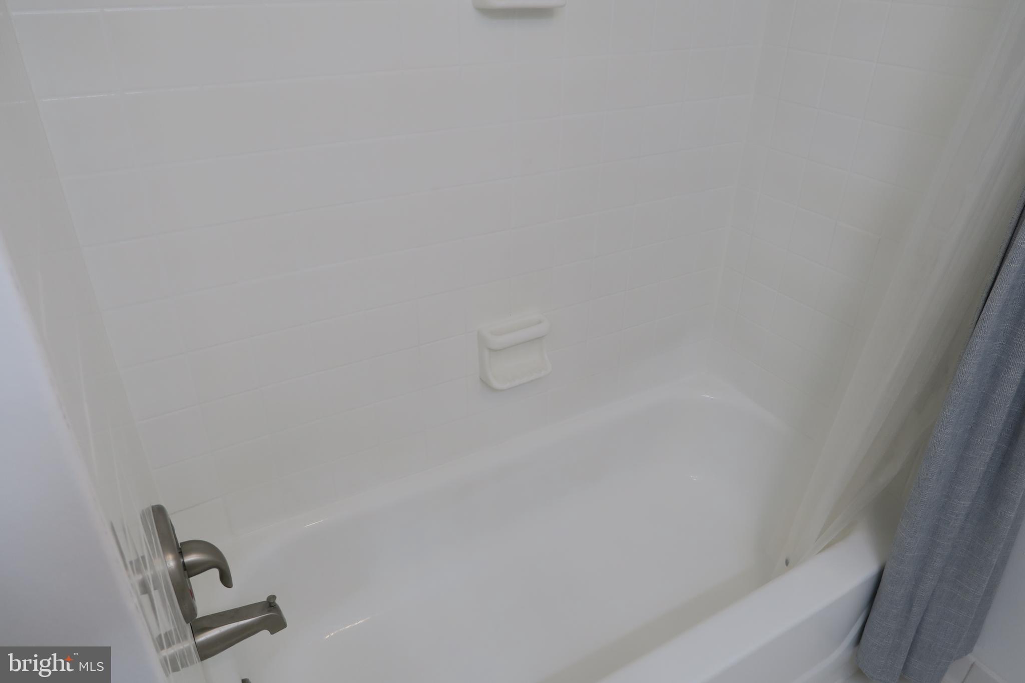 1825 T Street Northwest, Unit 303 Washington, DC 20009 - Photo 7 of 16 Full size bathtub