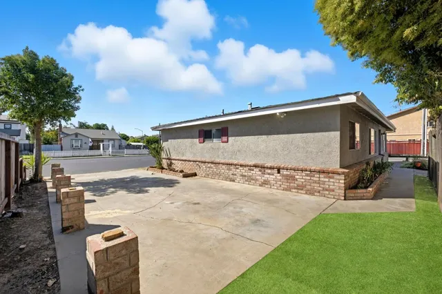 a view of a house with a yard