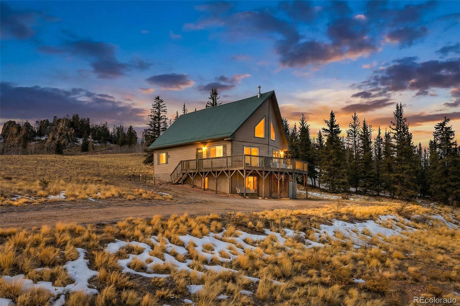 a view of a house with a yard