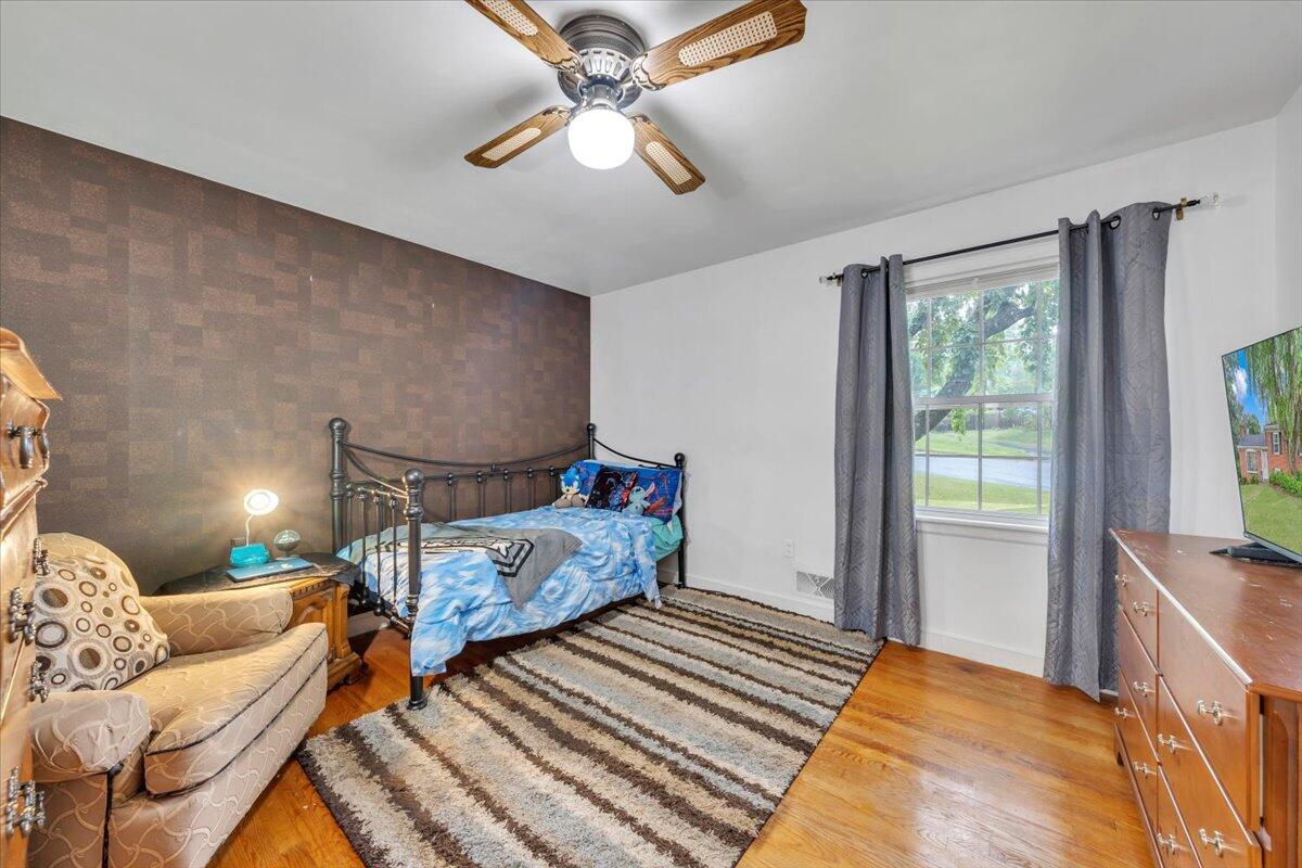 4508 Rosecrest Road Roanoke, VA 24018 - Photo 18 of 39 Upstairs bedroom 3