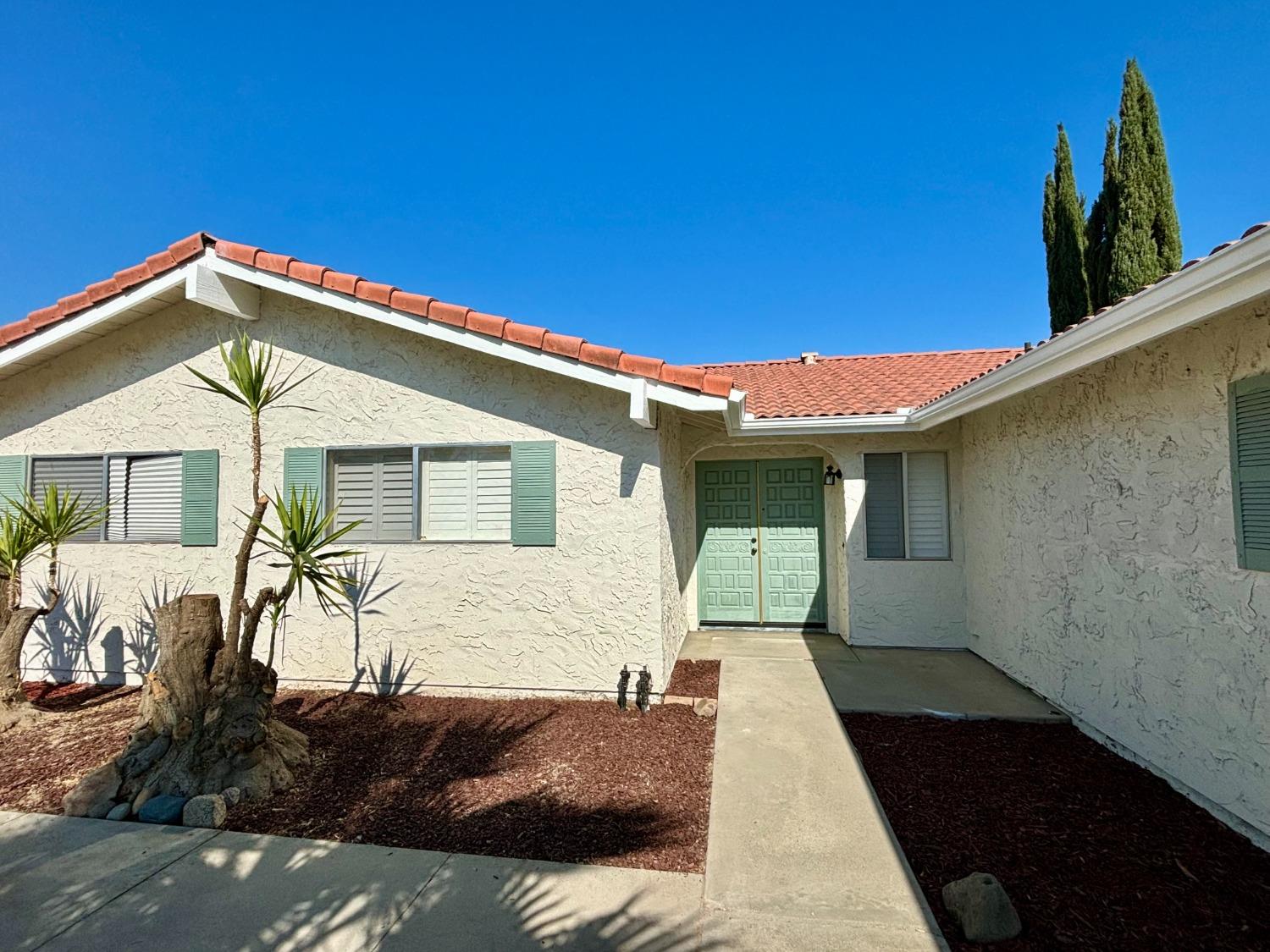 910 Cedar Lane Lemoore, CA 93245 - Photo 4 of 32 a front view of a house with a yard