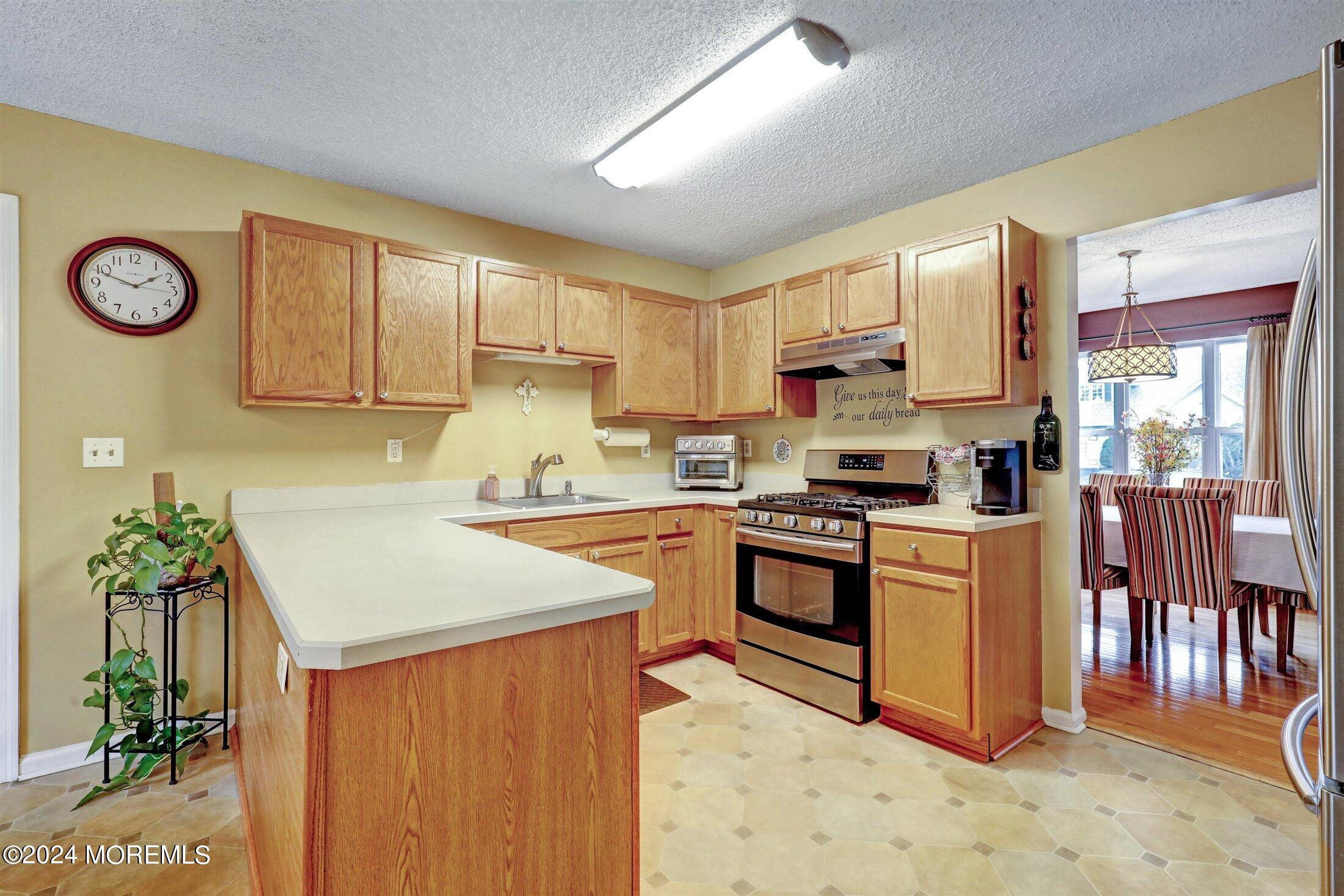 16 Capitol Reef Road Howell, NJ 07731 - Photo 8 of 32 Kitchen