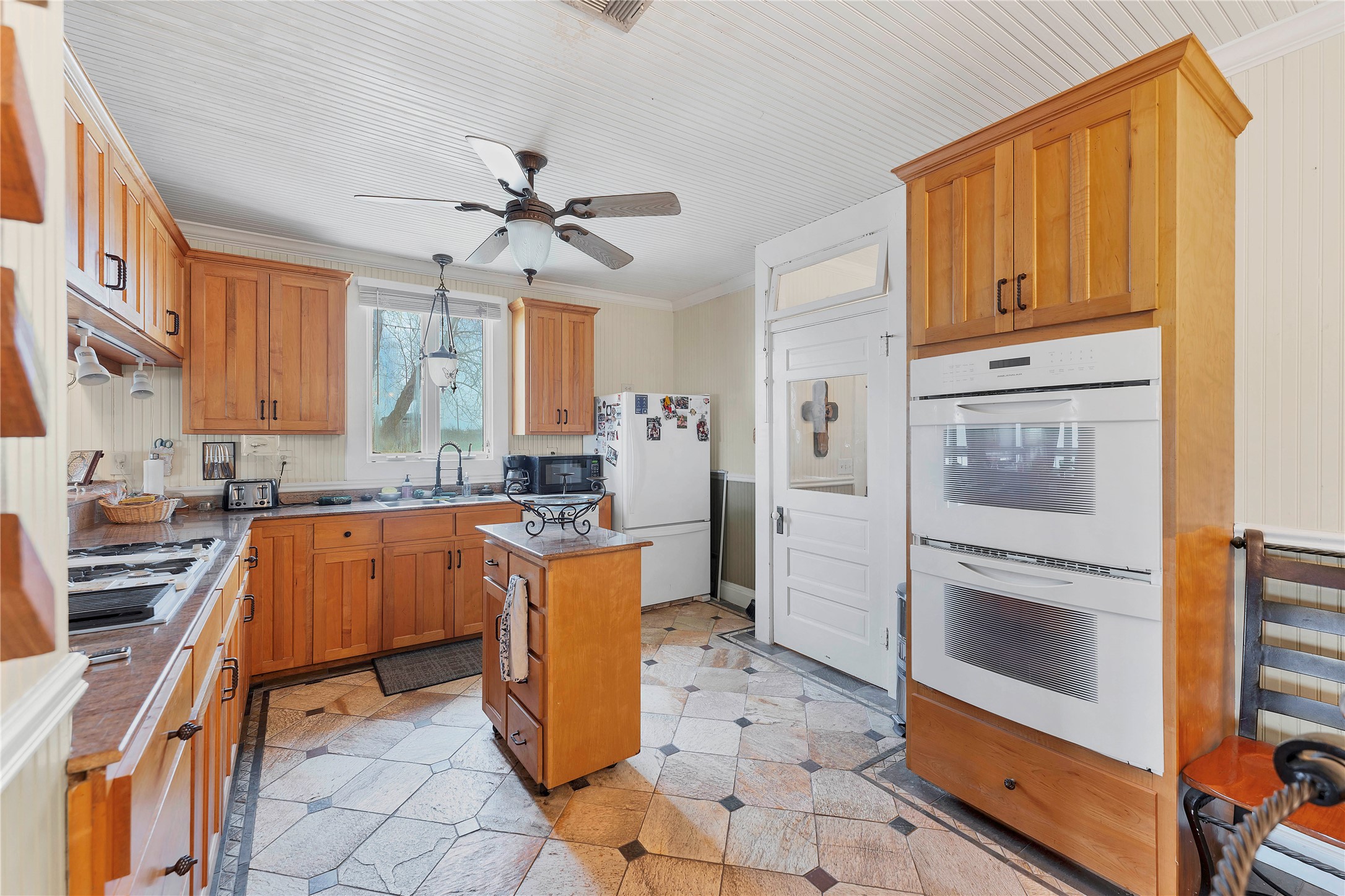471 County Road 471 Road Thrall, TX 76578 - Photo 13 of 20 a kitchen with granite countertop a refrigerator and a stove top oven