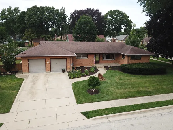 $330,000 | 852 Carr Street, Elgin, IL 60123